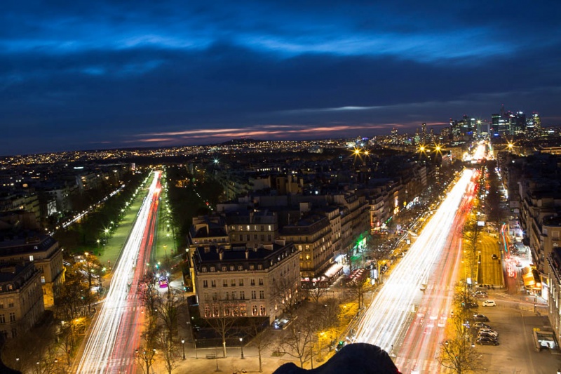Du haut de l'Arc de Triomphe, la circulation vers l'ouest parisien.jpg